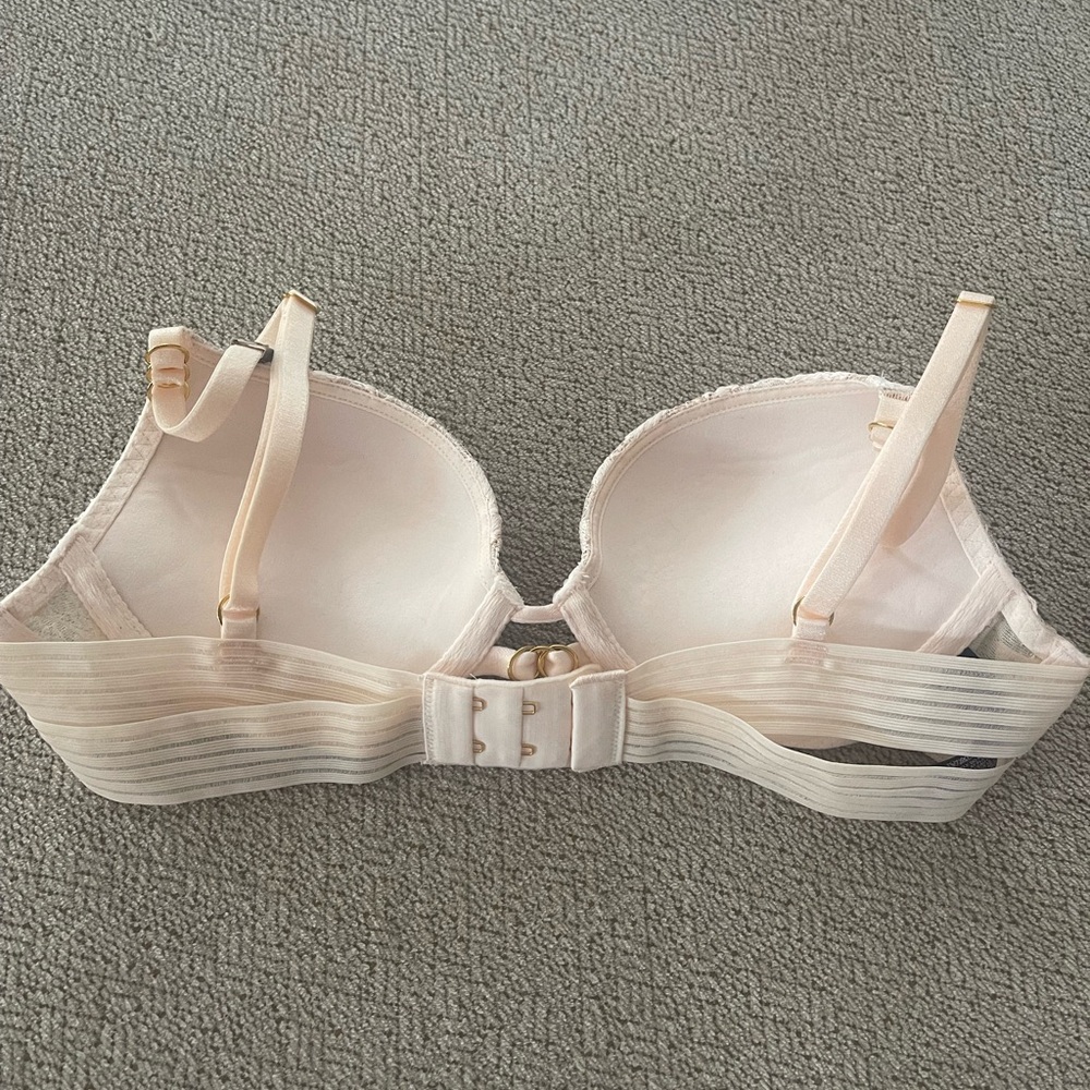 Victoria’s Secret very sexy push up bra - Picture 2 of 6